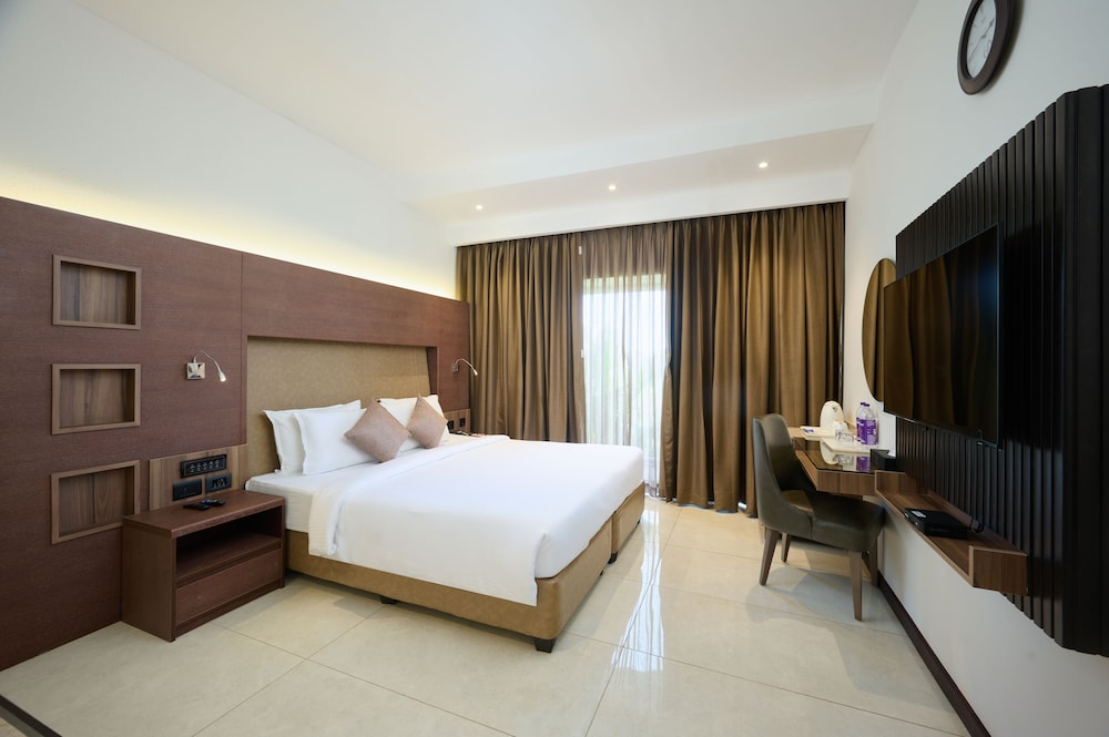 Deluxe king room with complimentary airport transfers photo 3