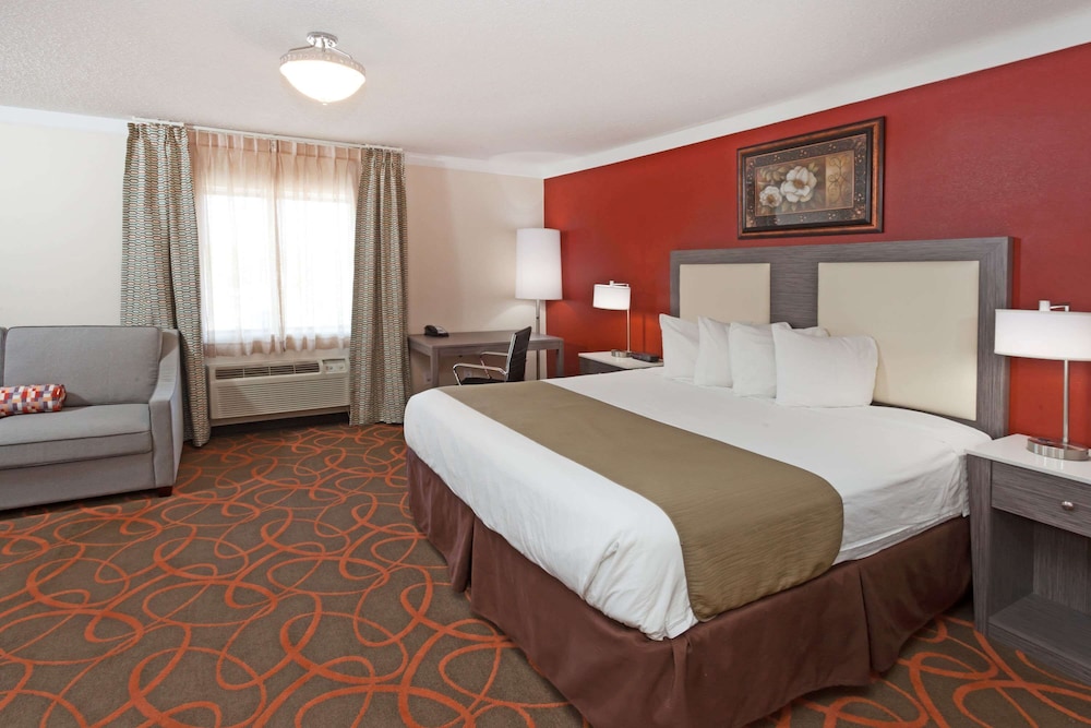 Deluxe Room, 1 King Bed, Non Smoking - Photo 1