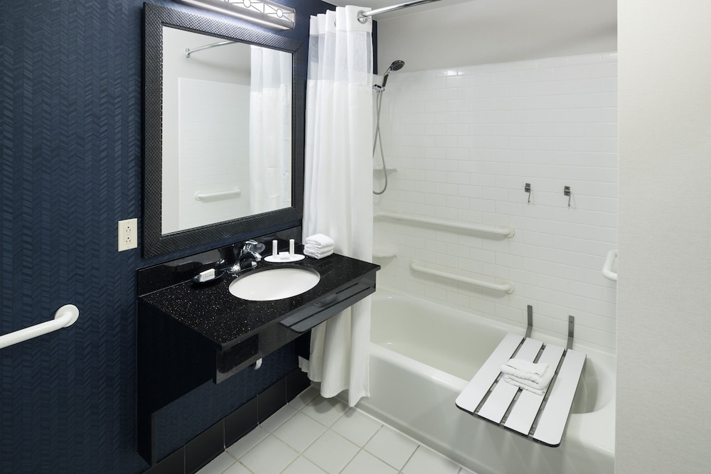 King Room with Roll-in Shower - Mobility Accessible thumbnail 5
