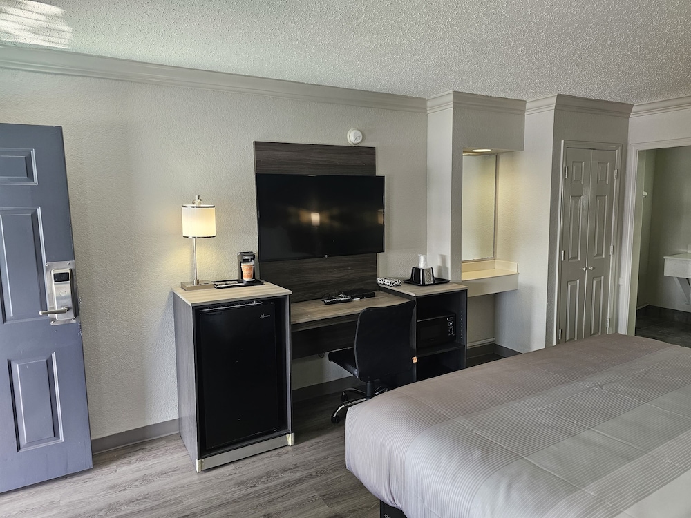 Room, 1 King Bed, Accessible, Non Smoking photo 2