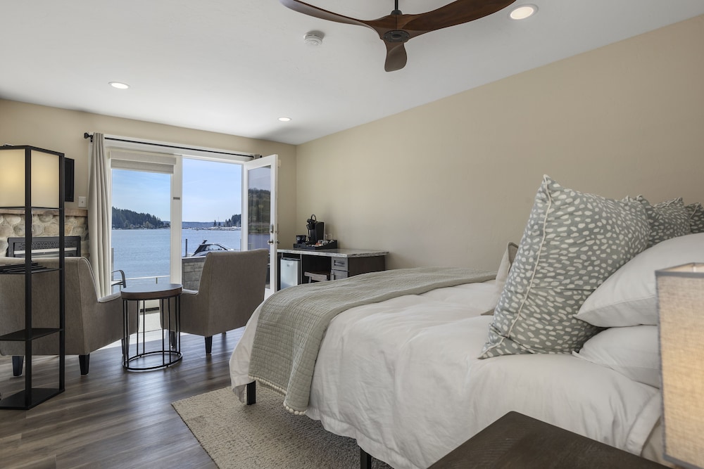 Deluxe Room, 1 King Bed, Fireplace, Oceanfront photo 1