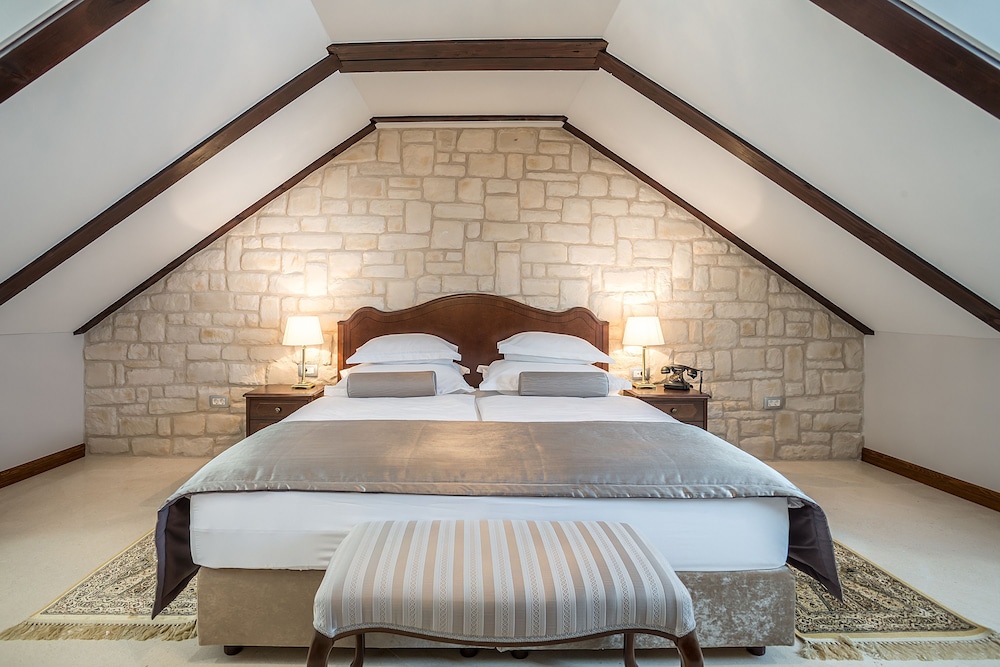 Deluxe Suite, City View