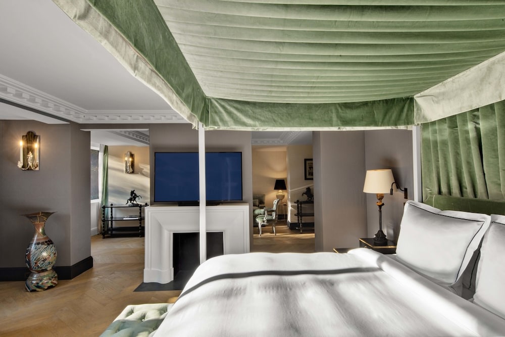 Suite, 1 King Bed with Sofa bed photo 2