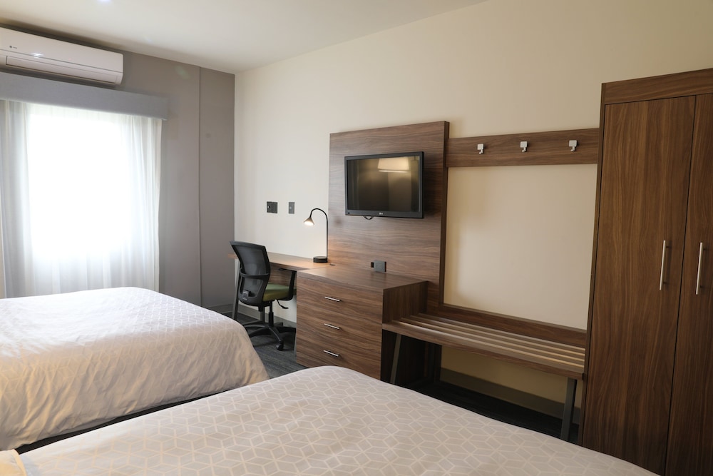Standard Room, 2 Queen Beds, Ground Floor - Photo 6