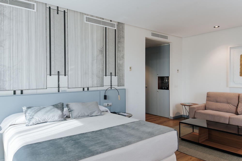 Junior Suite, 1 Queen Bed with Sofa bed, Sea View - Photo 10