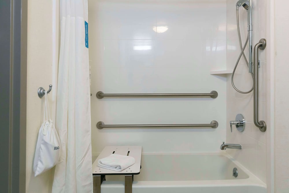 Room, 2 Double Beds, Accessible, Bathtub - Photo 5