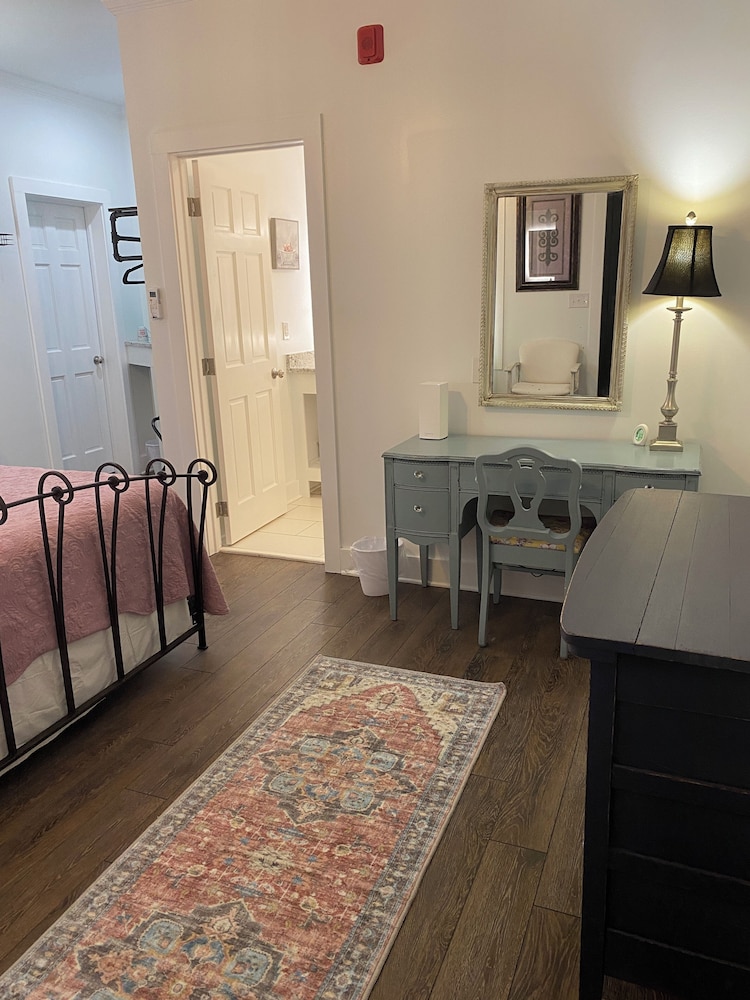 203 Jacks Creek Room photo 2