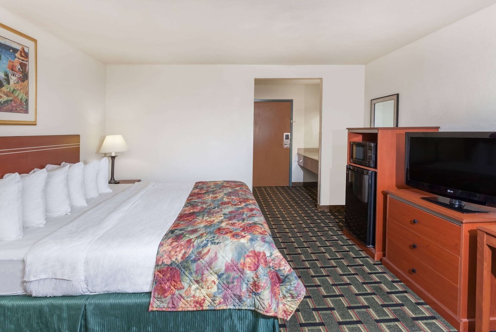 Standard Room, 1 King Bed - Photo 2