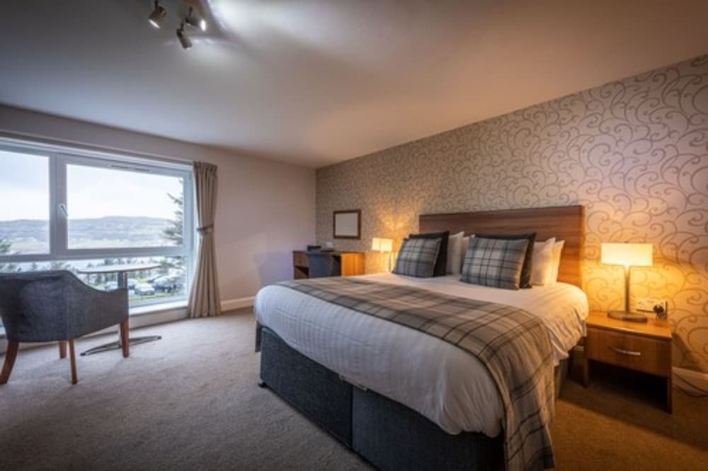 Double Room, 1 King Bed, Sea View (In Uig Lodge) photo 1