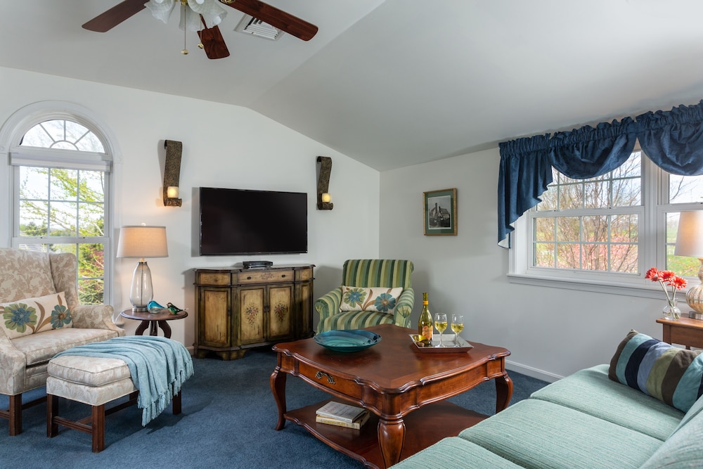 Suite, 1 King Bed with Sofa bed, Ensuite, Hill View (Antares Suites)