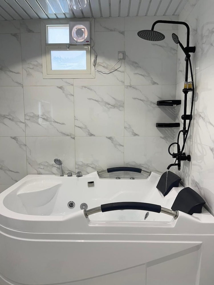Executive Studio Suite, Valley View
