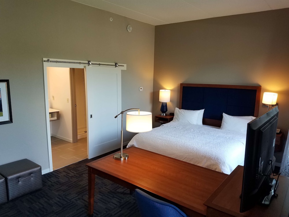 Studio, 1 King Bed, Refrigerator & Microwave (Wet Bar) photo 2