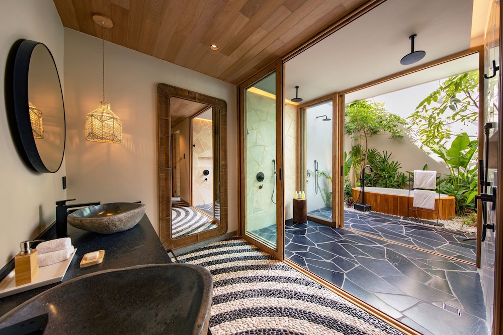 Superior Suite Oceanfront King, Beach front access, Plunge Pool and Hot Tub