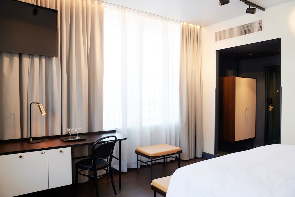 Room, 1 King Bed (Solo Up) - Photo 2