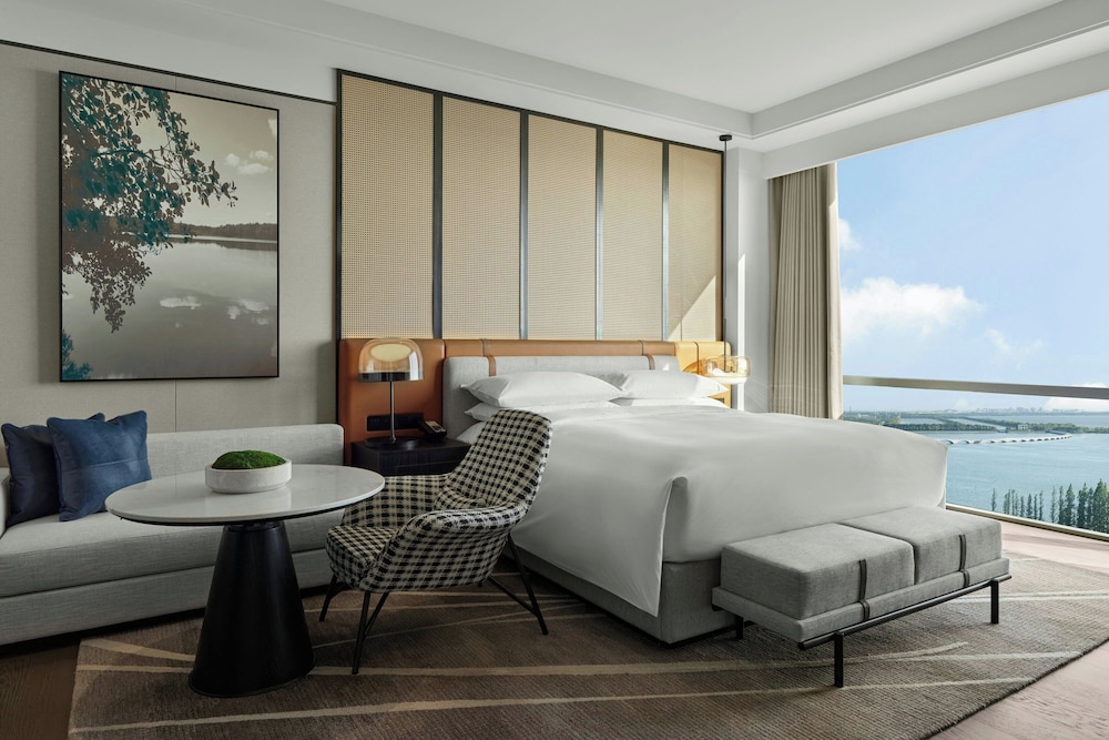 Deluxe Room, 1 King Bed, Lake View