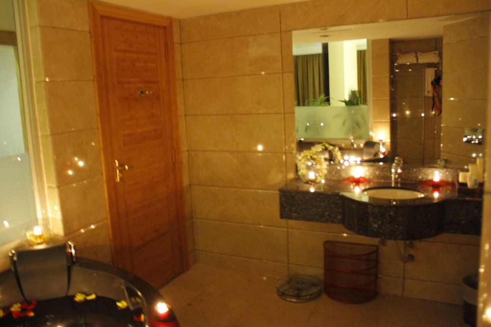 Junior Suite ( With Jacuzzi) photo 3