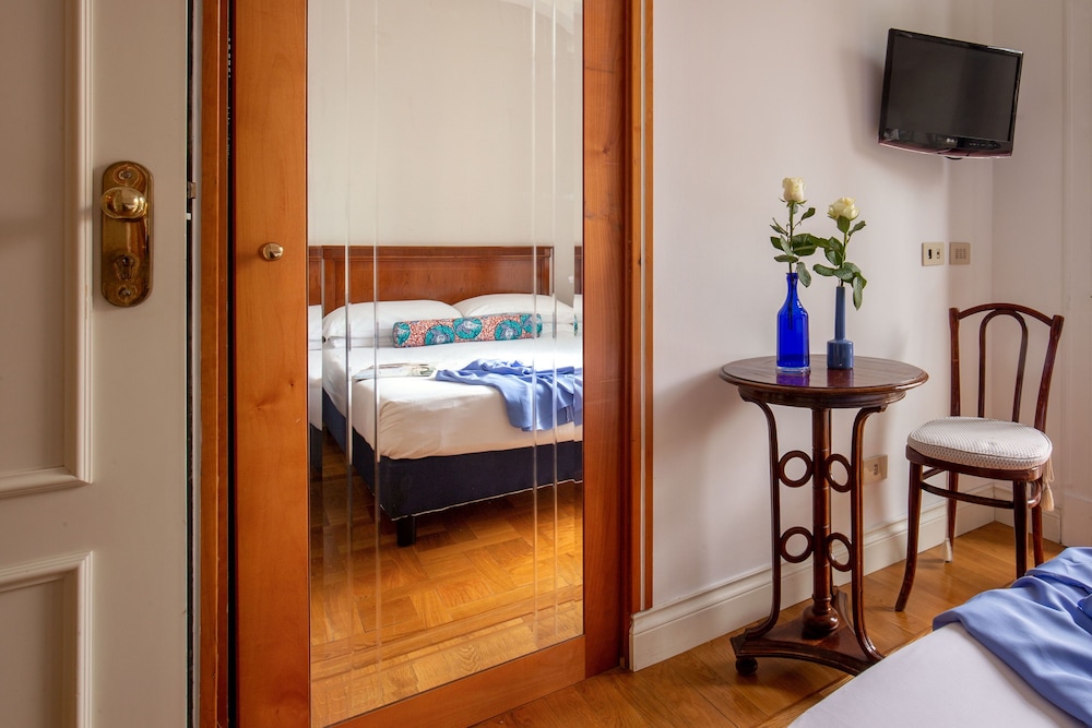 Small Room, French Bed photo 3