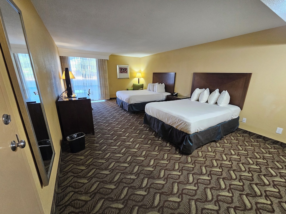 Standard Room, 2 Queen Beds, Non Smoking - Photo 2