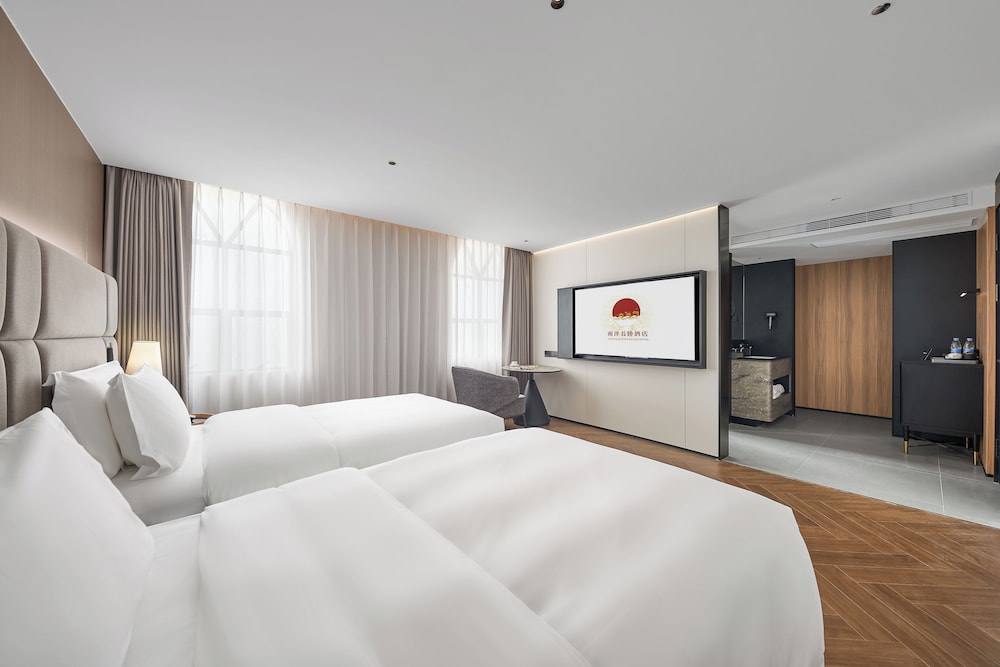 Mansion Twin Beds Room - Photo 9