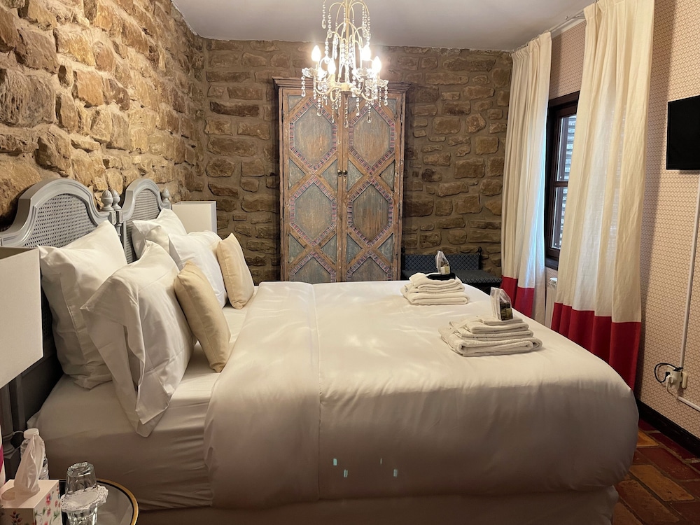 Manor Suite # 1 photo 3