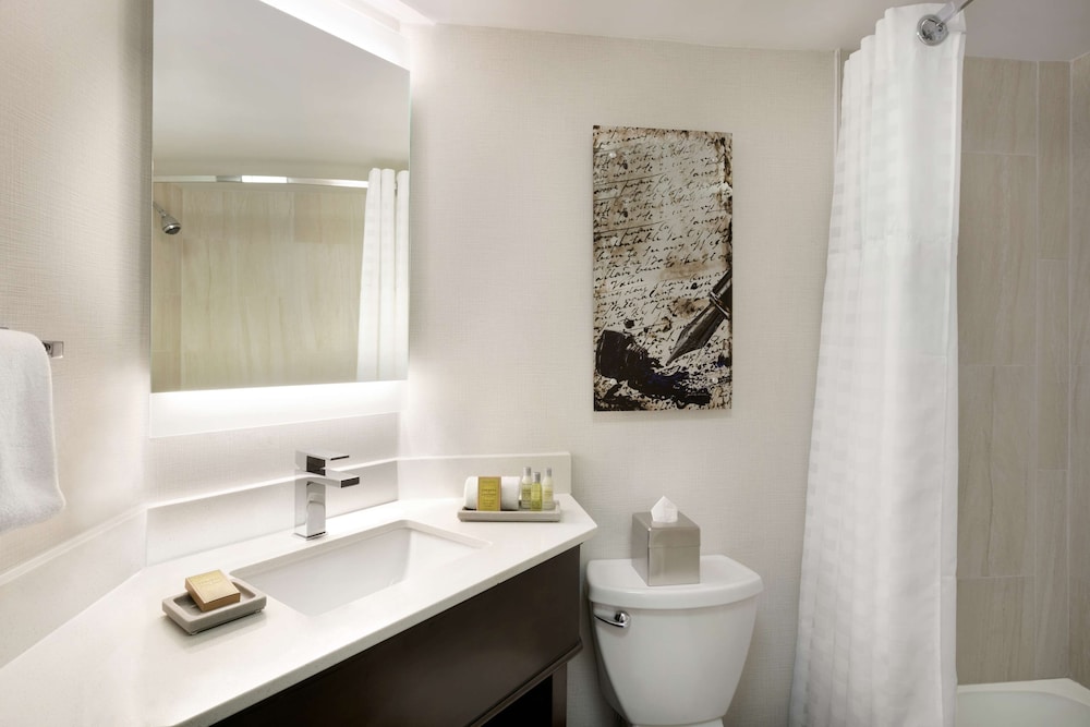 Premium Room, 1 King Bed, Kitchen - Photo 5