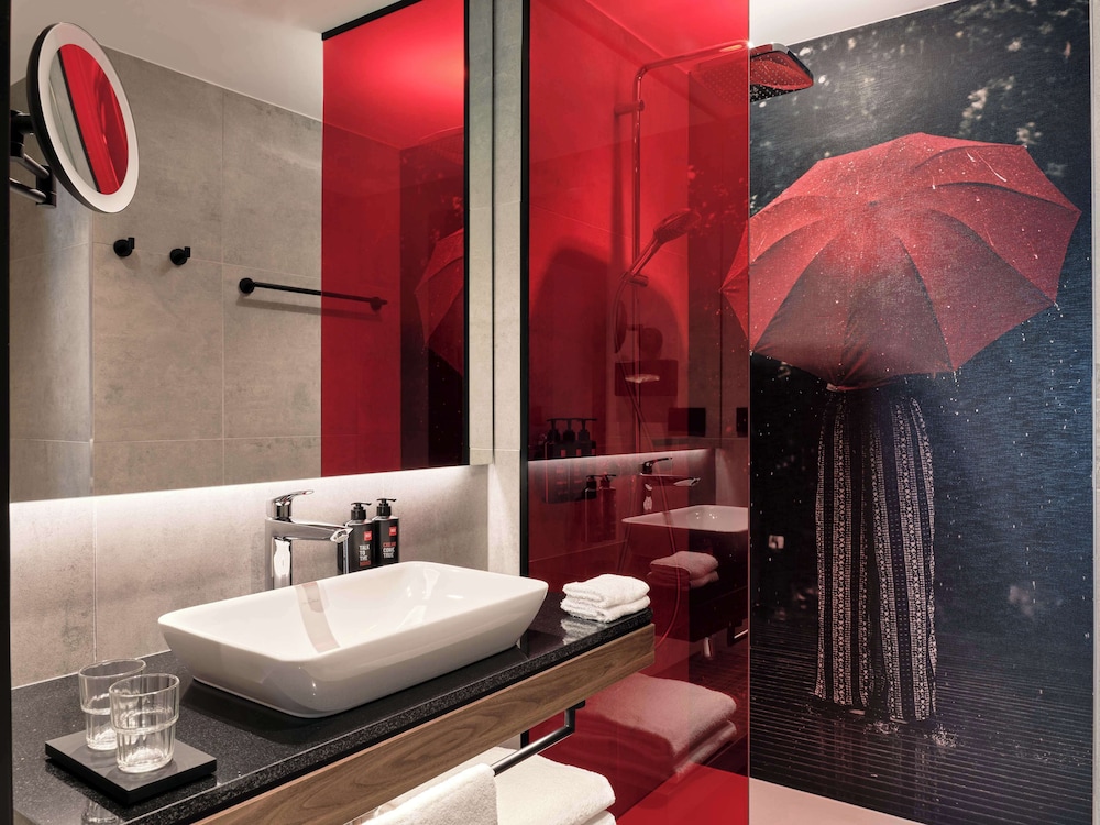 Suite, Corner - Photo 3