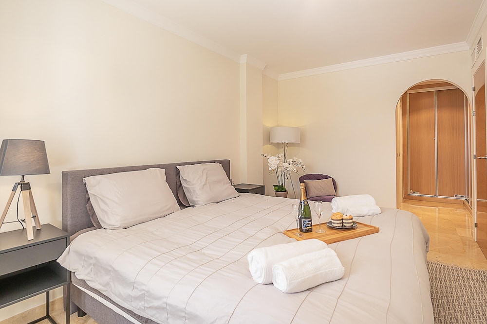 Family Apartment, Multiple Bedrooms, 2 Bathrooms, Mountainside (Mairena Forest sea view & pool) photo 3