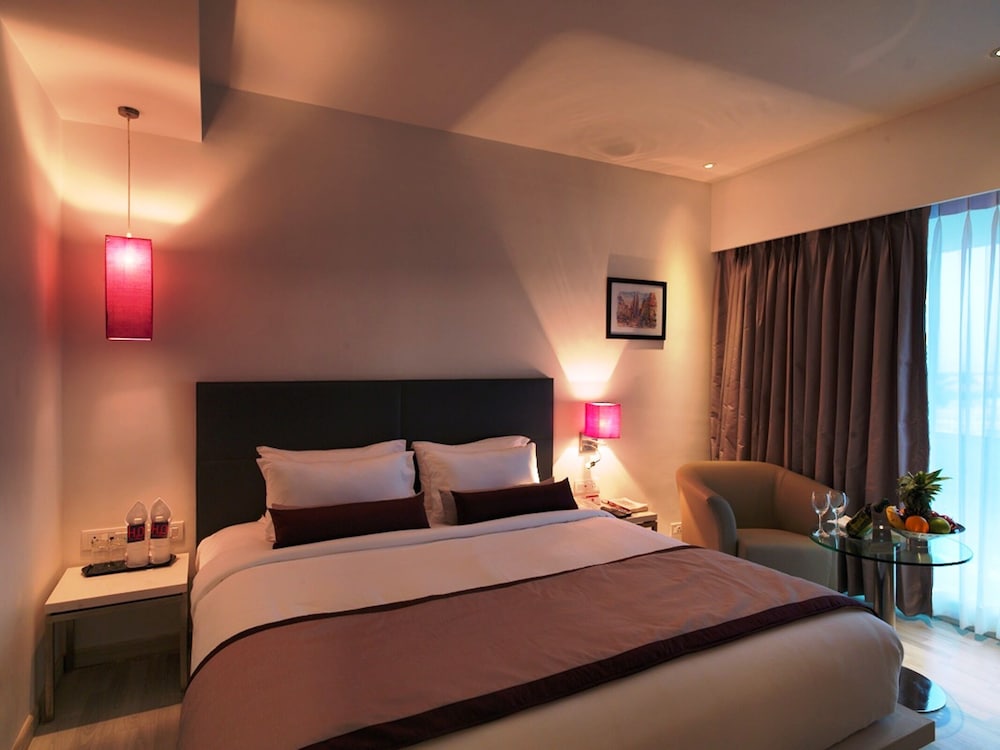 Deluxe Room, 1 King Bed - Photo 3