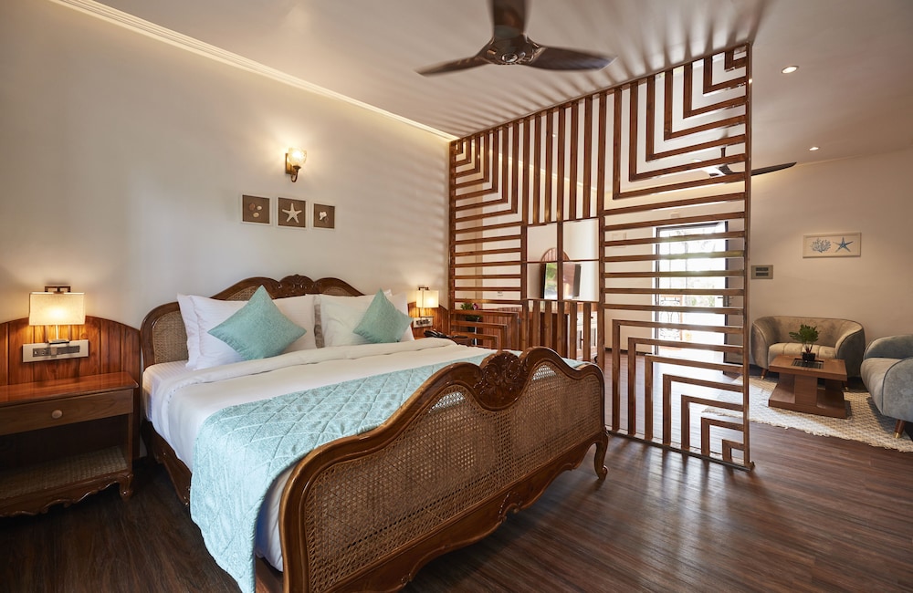 Premium Room, 1 King Bed, Pool View, Poolside photo 2