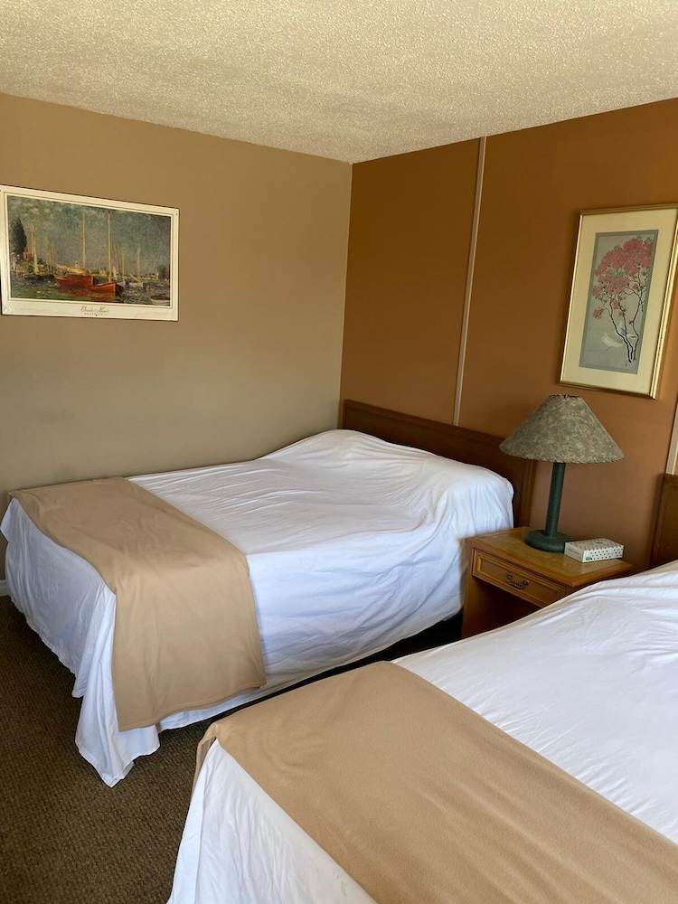 Standard Room, 2 Queen Beds photo 1