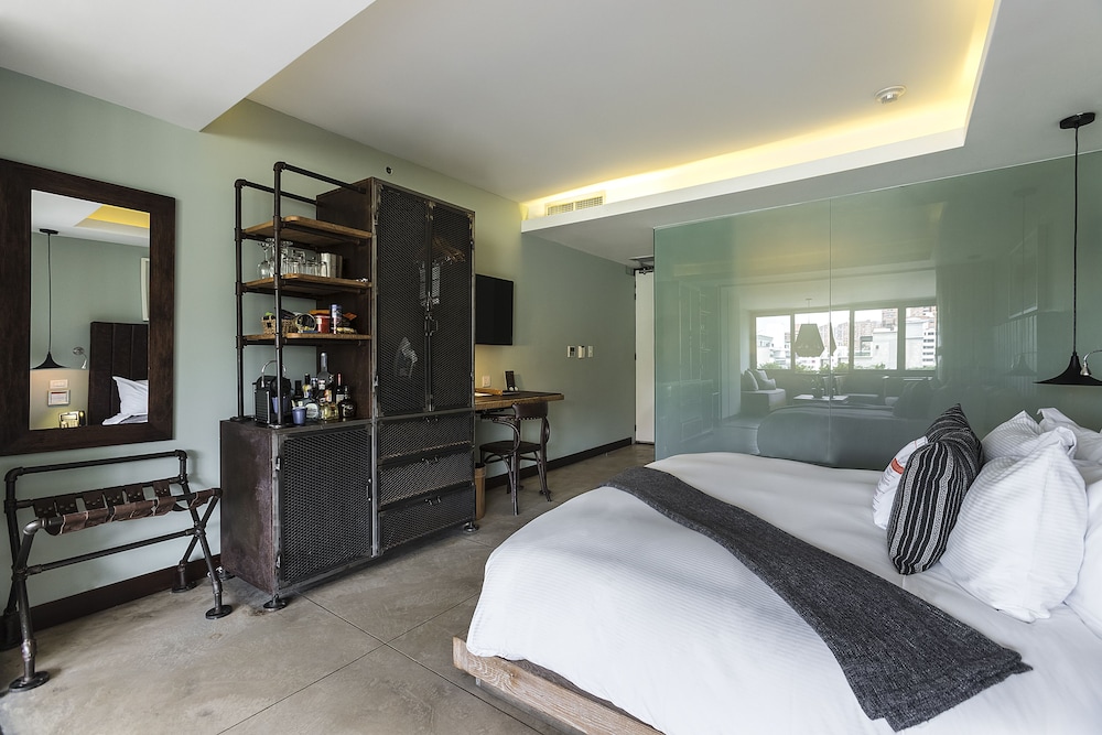 Suite, 1 King Bed, Jetted Tub - Photo 3