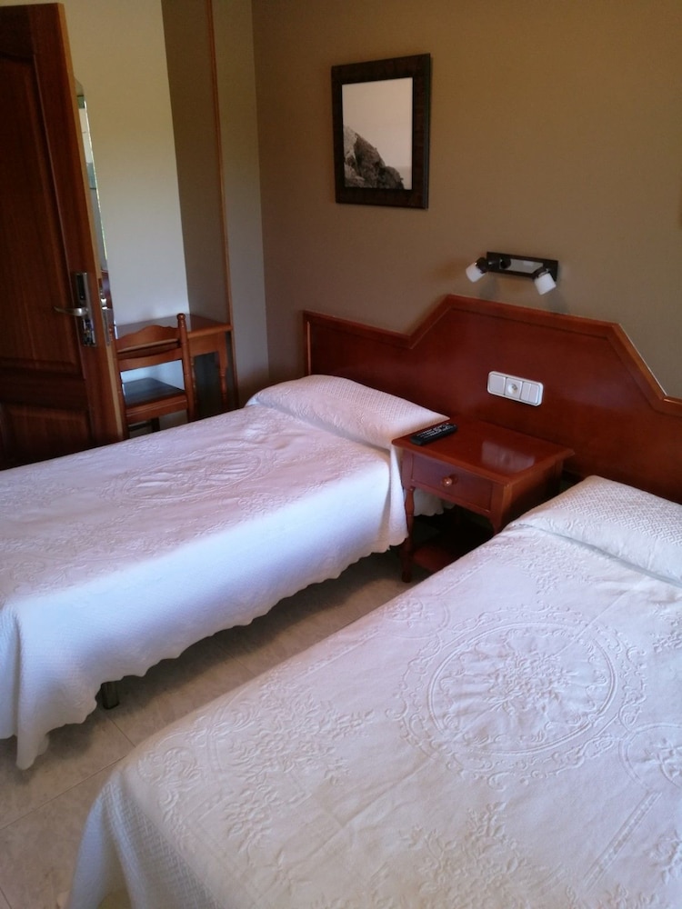 Basic Double Room, 2 Twin Beds photo 2