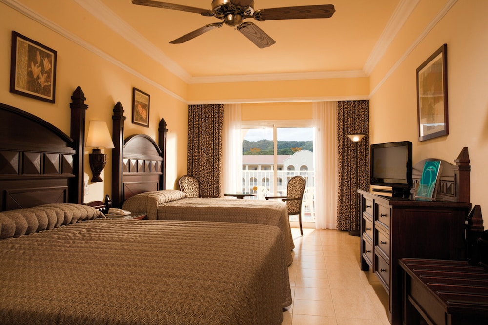 Family Room (B2c-Can)