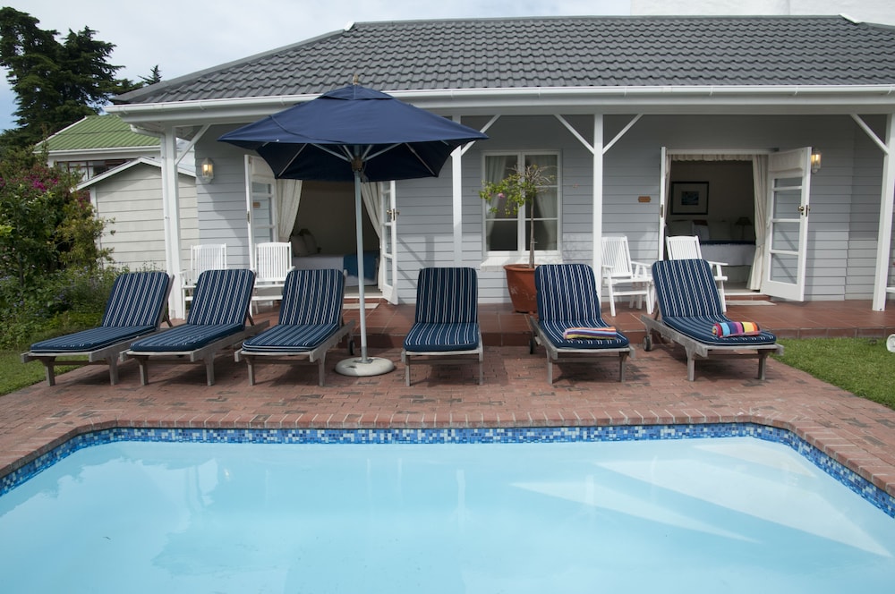 Deluxe Room, 1 Queen Bed, Poolside photo 2