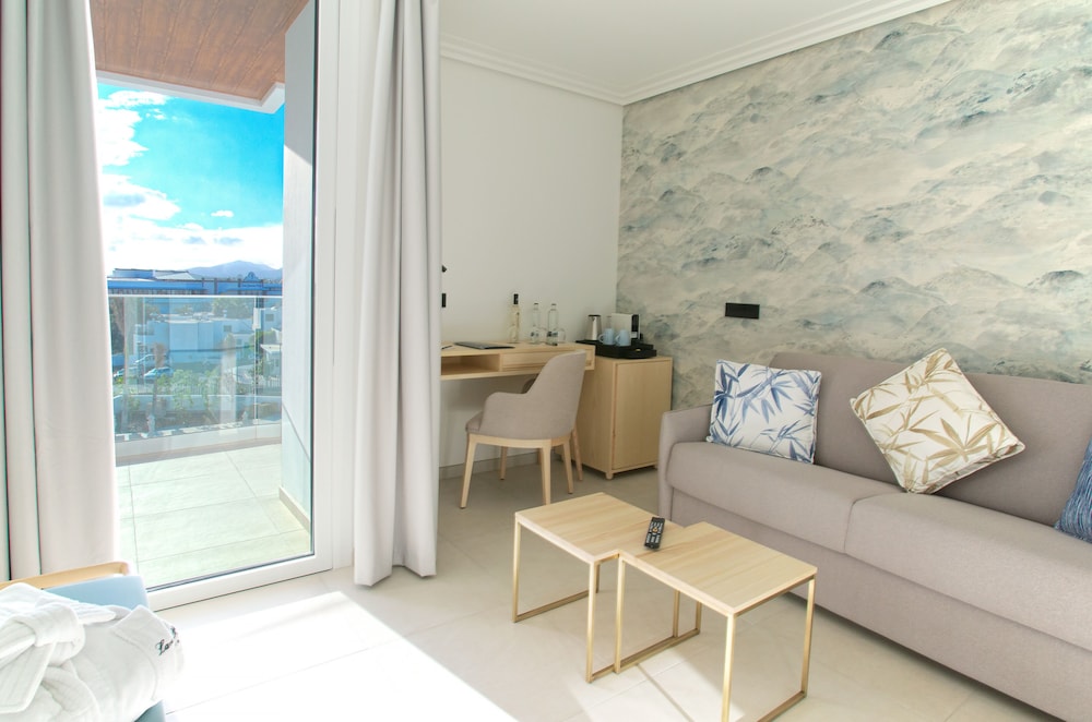 Junior Suite, Pool View