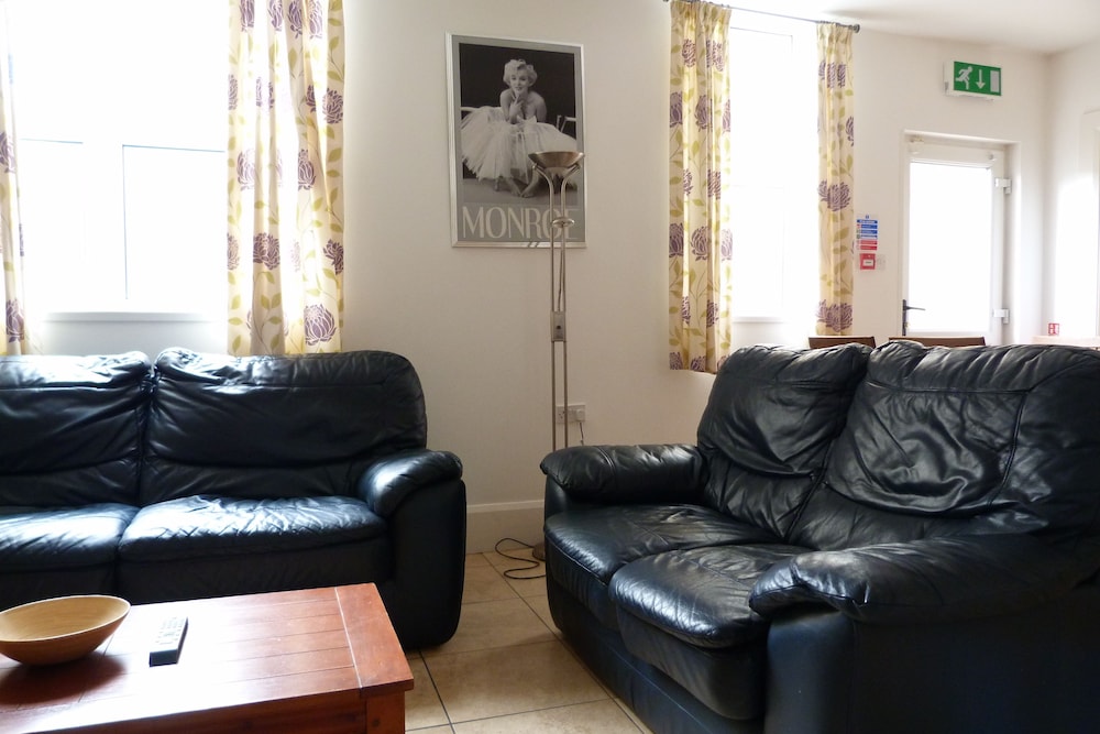 Standard Apartment, 4 Bedrooms, Ground Floor photo 2