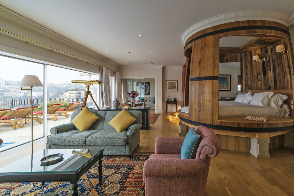 Presidential Suite - Panoramic River and City View - Floor 5 of main building