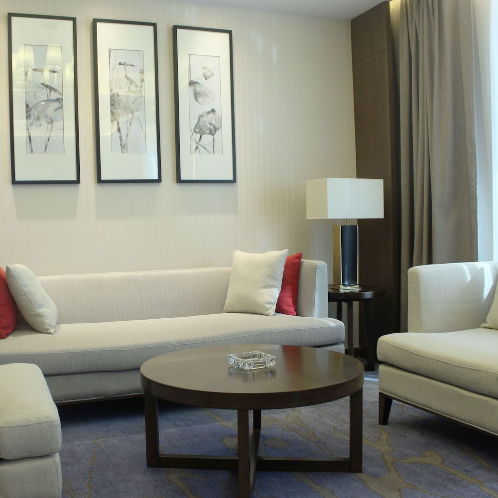 Superior Family Room photo 1