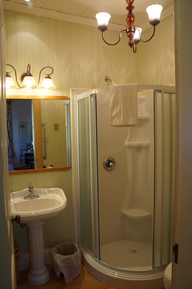Classic Room, 1 Queen Bed (Du Curé) photo 3