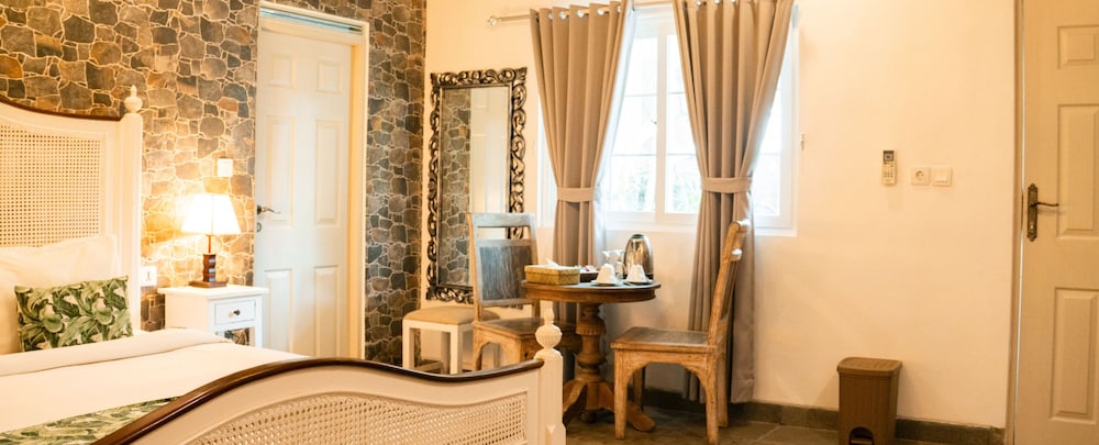 Deluxe Room, 1 King Bed, Kitchen, Poolside photo 3