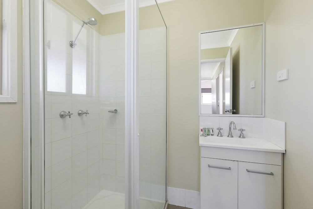Standard Cabin - Sleeps 6 photo 3