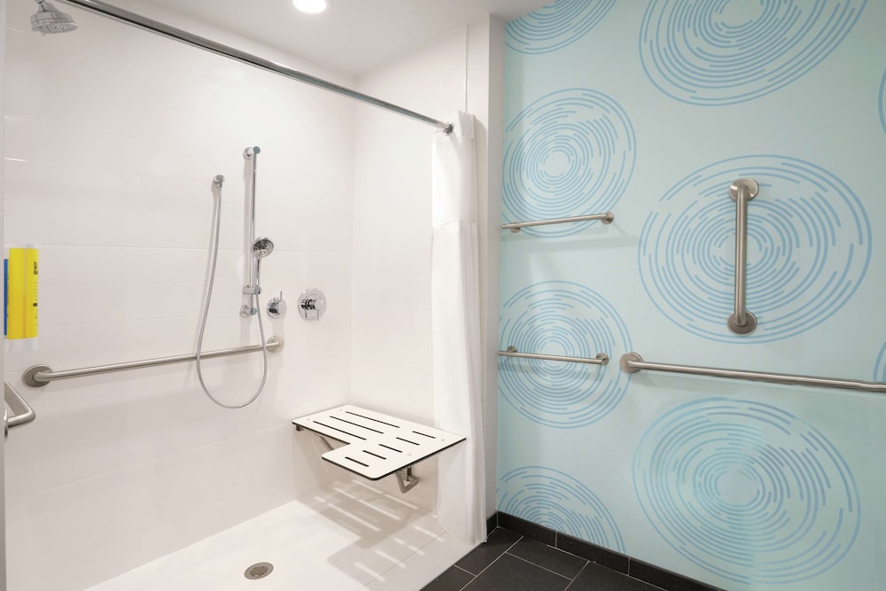 Room, 1 King Bed, Accessible (Mobility & Hearing, Roll-In Shower) - Photo 6