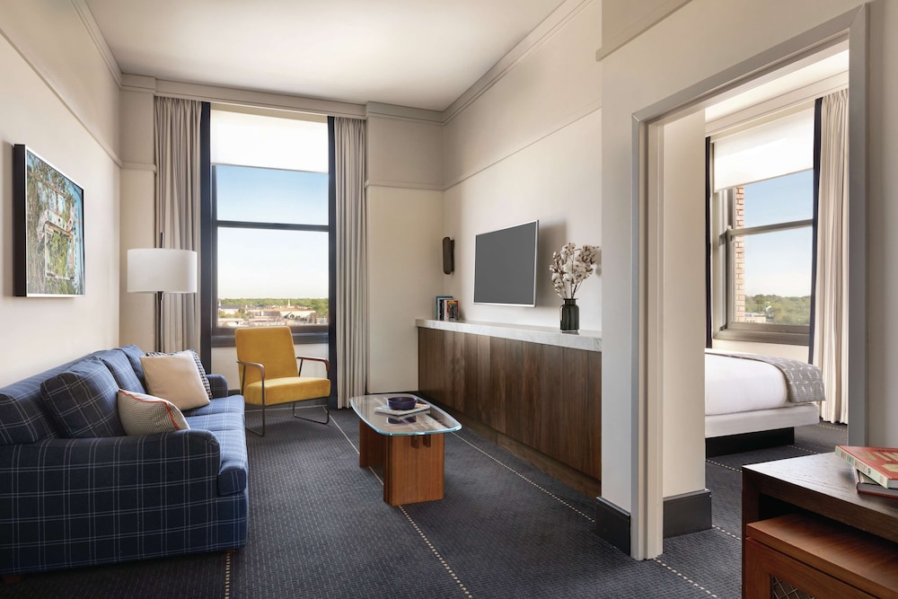 Suite, 1 King Bed (Main Line) - Photo 3
