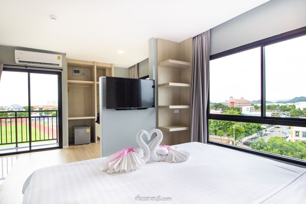 Deluxe Room, 1 King Bed, Non Smoking, Mountain View
