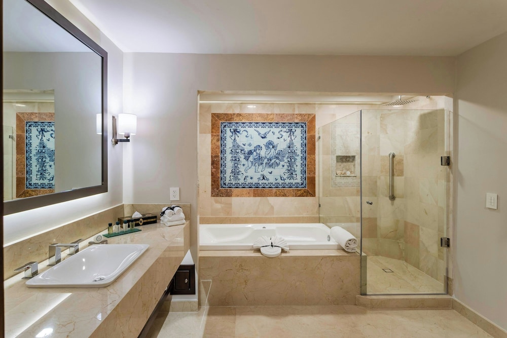 Grand Room, 1 King Bed - Photo 3