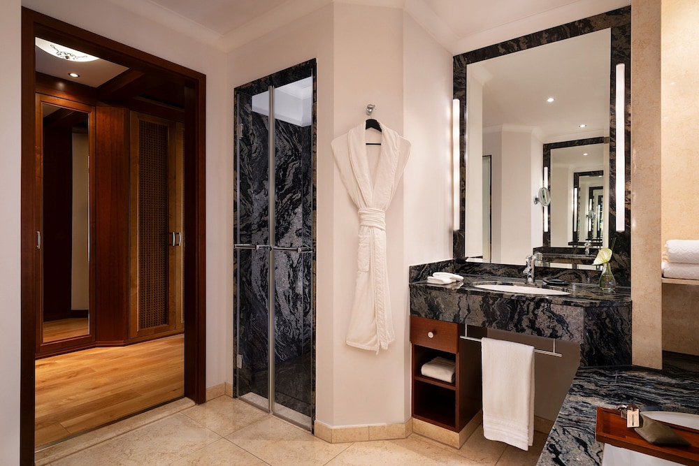 Grand Deluxe Room, 2 Twin Beds, Garden Access - Photo 12