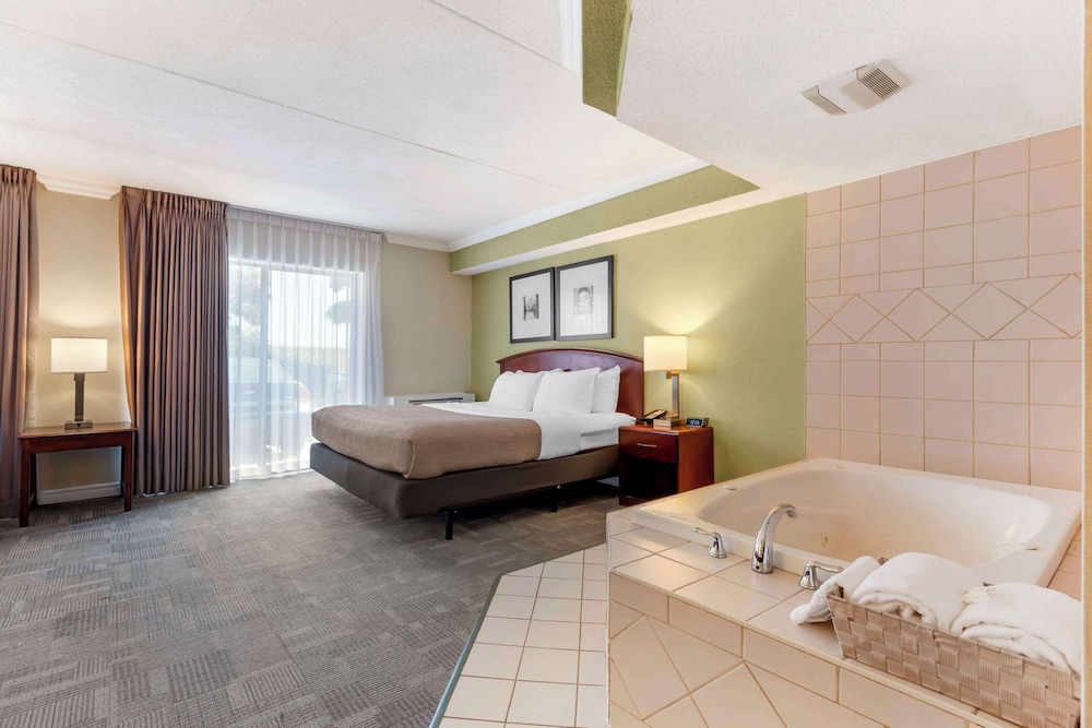 Suite, 1 King Bed, Non Smoking (Upgrade) (Not Pet friendly) photo 1