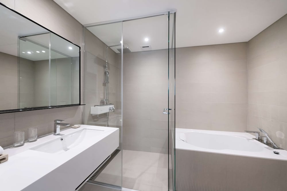 Junior Suite, 1 King Bed, Non Smoking, Bathtub (Mini Fridge) - Photo 4