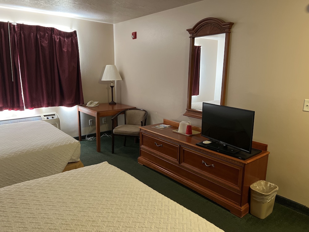 Basic Single Room, 2 Double Beds photo 3