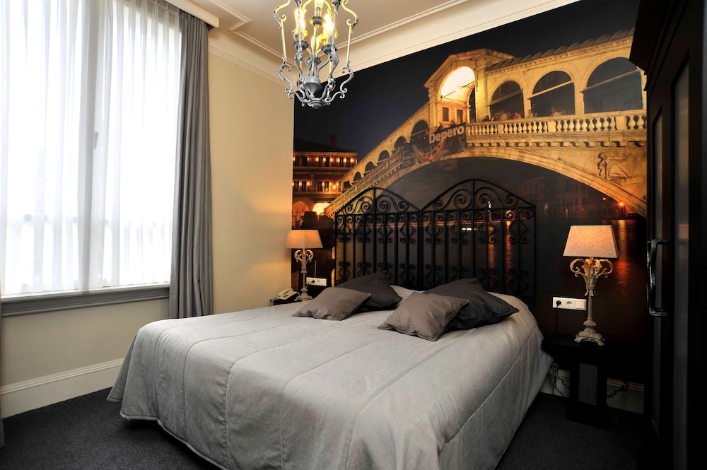 Superior Room, 2 Twin Beds, Bathtub - Photo 1